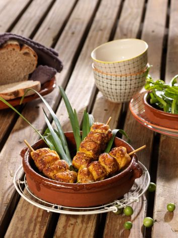 poulet-satay-spiessli-curry-sesam-brot-tonschale