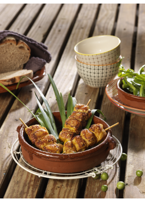 satay-spiessli-poulet-curry-sesam-brot-erbsen-salat