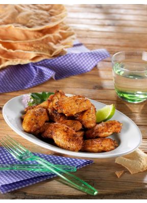 pouletfluegeli-auf-teller-wasserglas-besteck-gruen