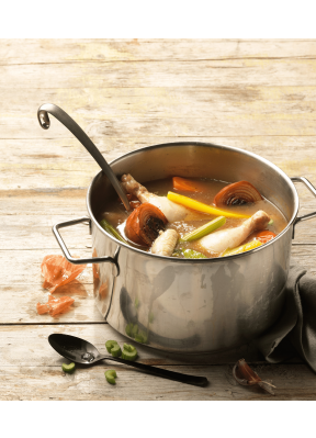 poulet-knochen-frisch-pfanne-bouillon-gemüse