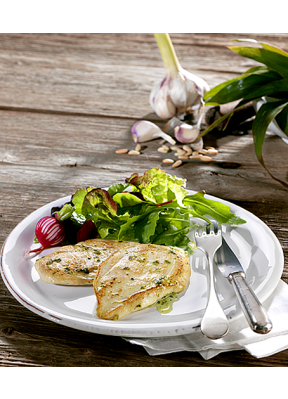 pouletschnitzel-baerlauch-teller-besteck-knoblauch