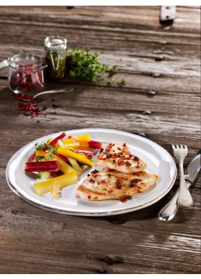pouletschnitzel-pfeffer-gemuese-teller-besteck