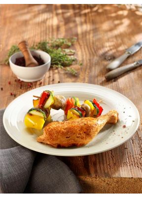 grillierter-pouletschenkel-auf-teller-mit-gemuese