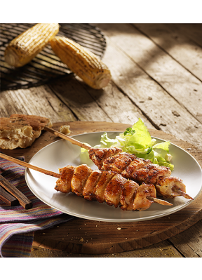 pouletspiessli-grilliert-auf-teller-mais-auf-grill
