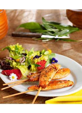 pouletbrust-spiessli-baerlauch-erdbeeren-gaensebluemchen-salat