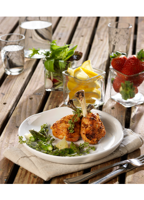 pouletschenkel-grilliert-salat-zitrone-erdbeeren-wasser