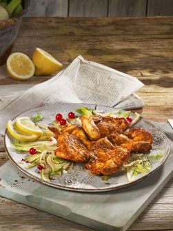 genusssteak-steak-gueggeli-auf-teller-zitrone-zeitung-auf-salat