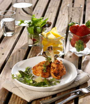 pouletschenkel-grilliert-salat-zitrone-erdbeeren-wasser